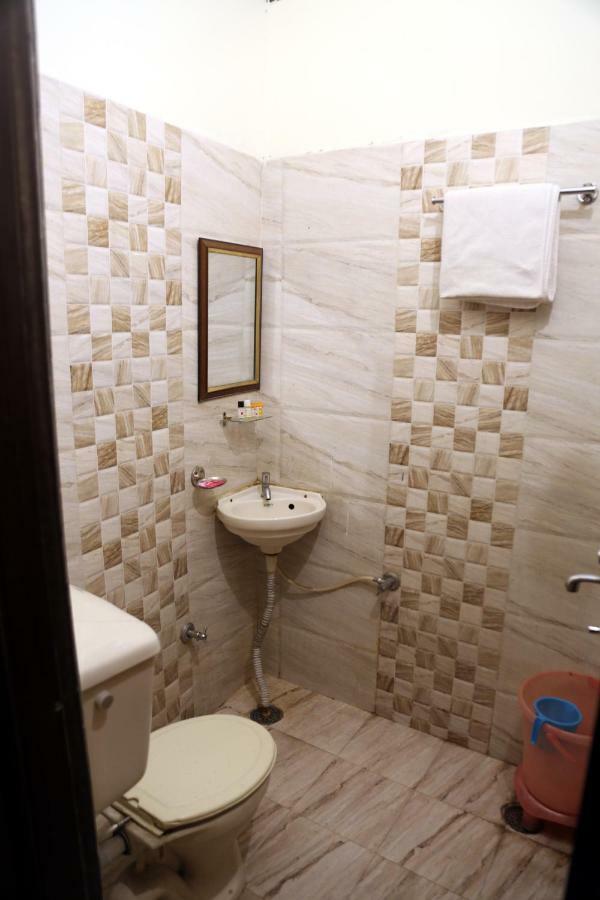 Time Square Guest House Jalandhar Esterno foto
